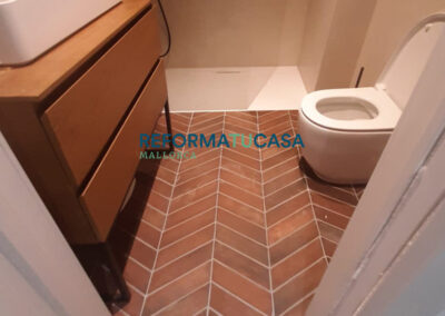 Reforma de Baño en Palma: Calidez Minimalista