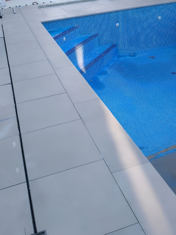 Proyecto de renovación de terraza y coronación de piscina en Mallorca. Instalación de porcelánico antideslizante y drenaje lineal
